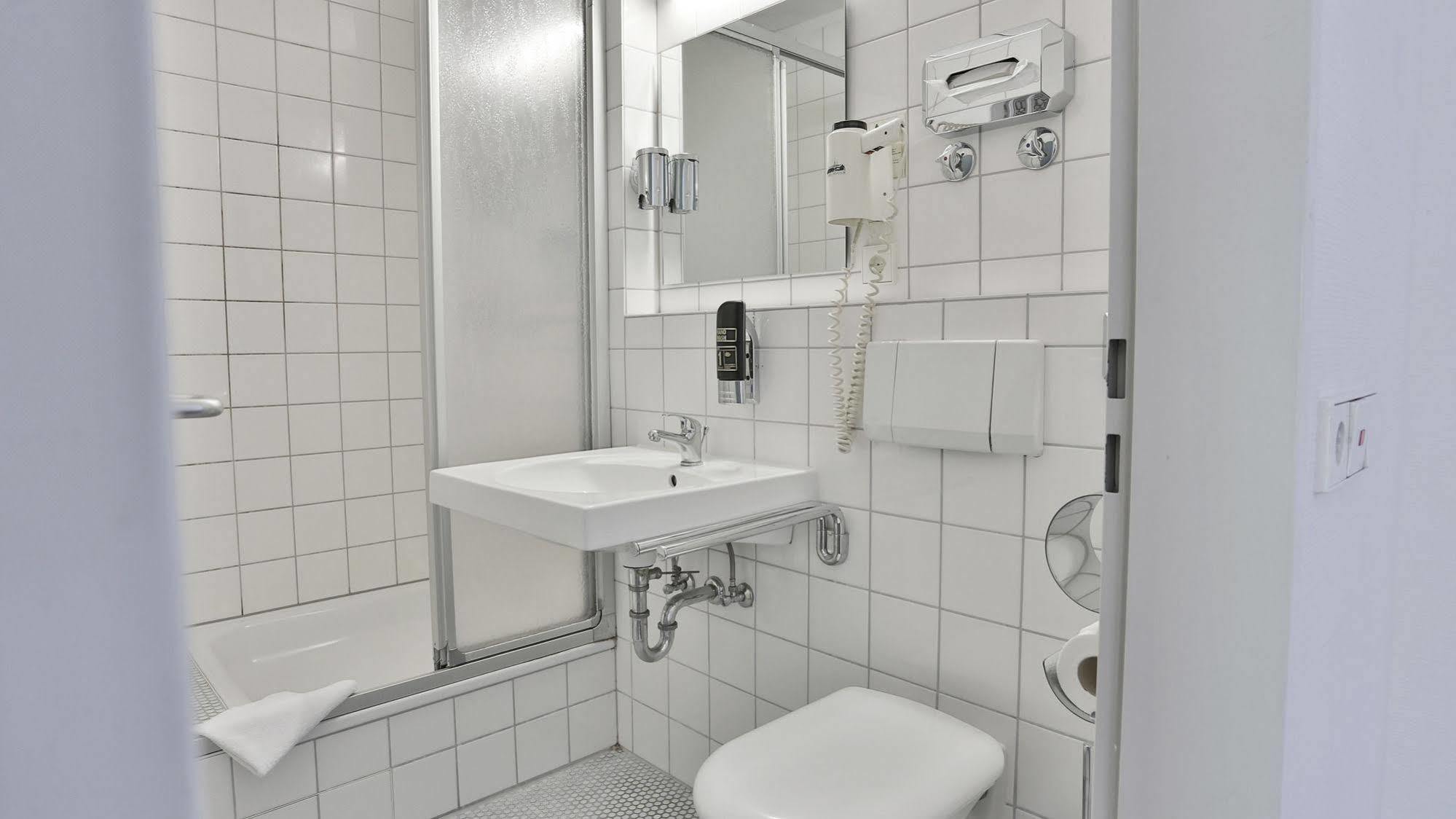 Hotel Maurer Karlsruhe Bagian luar foto